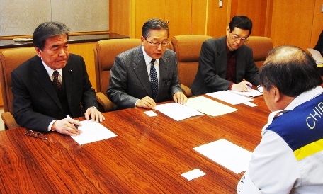 石渡副知事（手前）に申し入れる小松実県議団長(左）と浮揚幸裕千葉県委員長（右）