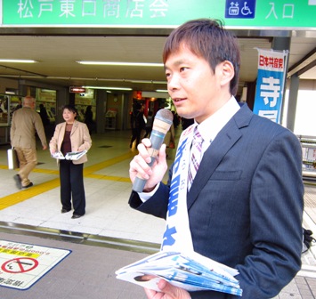 松戸駅頭で訴える寺尾さとし候補、左奥は高橋たえ子松戸市議